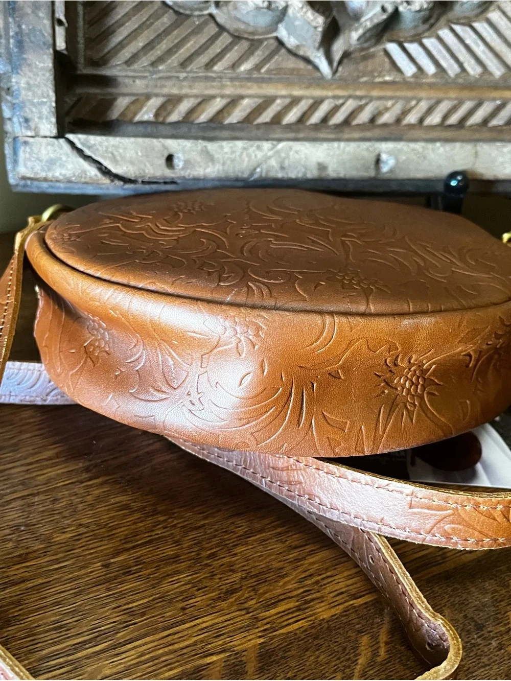 Portland Leather Meadow (Embossed) Large Circle Crossbody Bag - Picture 3 of 4